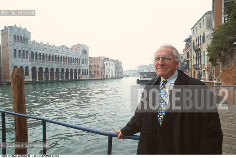 Caption: Nome: .WAGNER WOLFANG.Descrizione: .MUSICA CLASSICA DIRETTORE DORCHESTRA PRESIDENTE DEL FESTIVAL DI BAYREUTH NIPOTE DEL COMPOSITORE RICHARD WAGNER/SULLO SFONDO IL FONDACO DEI TURCHI A VENEZIA.Credit: ©Graziano Arici/Rosebud2 / Costo: .A.Nazione: .GERMANIA.Cittˆ: .VENEZIA.Data: .1992