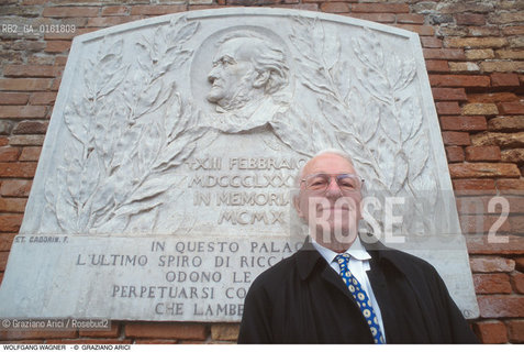 Caption: Nome: .WAGNER WOLFANG.Descrizione: .MUSICA CLASSICA DIRETTORE DORCHESTRA PRESIDENTE DEL FESTIVAL DI BAYREUTH NIPOTE DEL COMPOSITORE RICHARD WAGNER/DAVANTI ALLEPIGRAFE DEL NONNO RICHARD A VENEZIA.Credit: ©Graziano Arici/Rosebud2 / Costo: .A.Nazione: .GERMANIA.Cittˆ: ..Data: .1993