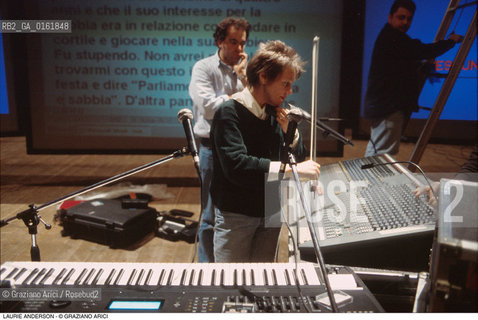 Caption: Nome: .ANDERSON LAURIE.Descrizione: .MUSICA ELETTRONICA ROCK MULTIMEDIA COMPOSITRICE CONTEMPORANEA CANTANTE VIOLINISTA/AL VIOLINO ELETTRICO E MIXER.Credit: ©Graziano Arici/Rosebud2 / Costo: .A.Nazione: .USA.Cittˆ: ..Data: .1996