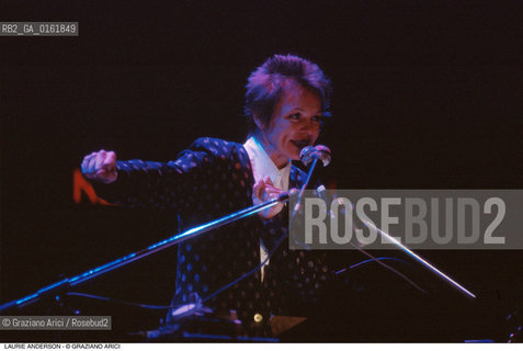 Caption: Nome: .ANDERSON LAURIE.Descrizione: .MUSICA ELETTRONICA ROCK MULTIMEDIA COMPOSITRICE CONTEMPORANEA CANTANTE VIOLINISTA.Credit: ©Graziano Arici/Rosebud2 / Costo: .A.Nazione: .USA.Cittˆ: ..Data: .1996