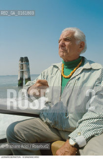 Caption: Nome: .BERNSTEIN LEONARD.Descrizione: .MUSICA CLASSICA COMPOSITORE DIRETTORE DORCHESTRA/CON COLLANA.Credit: ©Graziano Arici/Rosebud2 / Costo: .A.Nazione: .USA.Cittˆ: .VENEZIA.Data: .1993