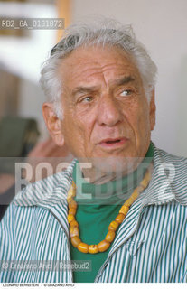 Caption: Nome: .BERNSTEIN LEONARD.Descrizione: .MUSICA CLASSICA COMPOSITORE DIRETTORE DORCHESTRA/CON SIGARETTA E COLLANA.Credit: ©Graziano Arici/Rosebud2 / Costo: .A.Nazione: .USA.Cittˆ: ..Data: .1993