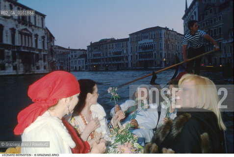 Caption: Nome: .BERNSTEIN LEONARD.Descrizione: .MUSICA CLASSICA COMPOSITORE DIRETTORE DORCHESTRA/CON LA SORELLA IN GONDOLA A VENEZIA CON LUCIA VALENTINI TERRANI CARLA FRACCI VALENTINA CORTESE.Credit: ©Graziano Arici/Rosebud2 / Costo: .A.Nazione: .USA.Cittˆ: .VENEZIA.Data: .1993