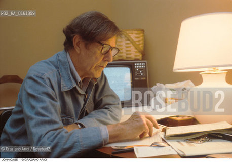 Caption: Nome: .CAGE JOHN.Descrizione: .MUSICA CLASSICA COMPOSITORE CONTEMPORANEO/CON SPARTITI/ABATJOUR.Credit: ©Graziano Arici/Rosebud2 / Costo: .A.Nazione: .USA.Cittˆ: ..Data: .1993