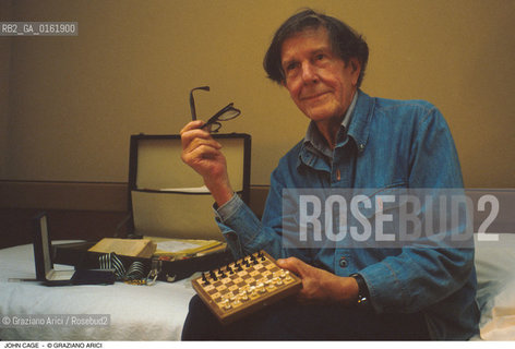 Caption: Nome: .CAGE JOHN.Descrizione: .MUSICA CLASSICA COMPOSITORE CONTEMPORANEO/SUL LETTO CON SCACCHI E VALIGETTA.Credit: ©Graziano Arici/Rosebud2 / Costo: .A.Nazione: .USA.Cittˆ: ..Data: .1993