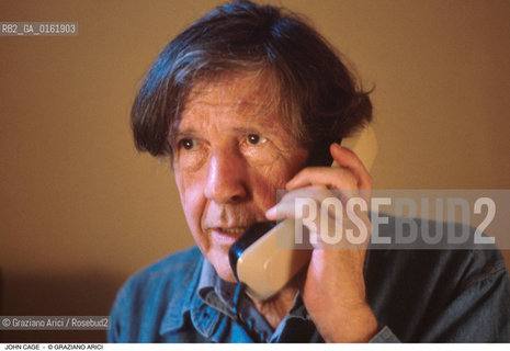 Caption: Nome: .CAGE JOHN.Descrizione: .MUSICA CLASSICA COMPOSITORE CONTEMPORANEO/AL TELEFONO/VALIGETTA.Credit: ©Graziano Arici/Rosebud2 / Costo: .A.Nazione: .USA.Cittˆ: ..Data: .1993