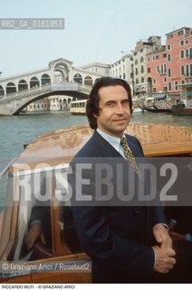 Caption: Nome: .MUTI RICCARDO.Descrizione: .MUSICA CLASSICA DIRETTORE DORCHESTRA/SULLO SFONDO IL PONTE DI RIALTO A VENEZIA.Credit: ©Graziano Arici/Rosebud2 / Costo: .A.Nazione: .ITALIA.Cittˆ: .VENEZIA.Data: .1992