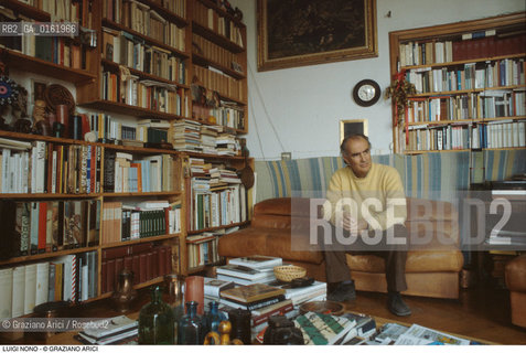 Caption: Nome: .NONO LUIGI.Descrizione: .MUSICA CLASSICA ELETTRONICA COMPOSITORE CONTEMPORANEO/NELLA SUA CASA/LIBRI.Credit: ©Graziano Arici/Rosebud2 / Costo: .A.Nazione: .ITALIA.Cittˆ: ..Data: .1983