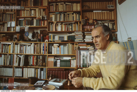 Caption: Nome: .NONO LUIGI.Descrizione: .MUSICA CLASSICA ELETTRONICA COMPOSITORE CONTEMPORANEO/NELLA SUA CASA/LIBRI.Credit: ©Graziano Arici/Rosebud2 / Costo: .A.Nazione: .ITALIA.Cittˆ: ..Data: .1983