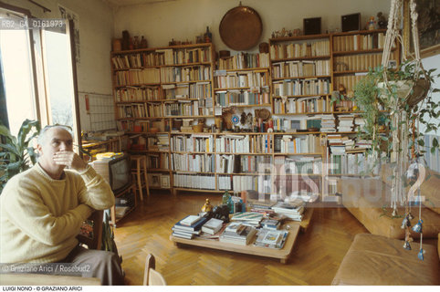 Caption: Nome: .NONO LUIGI.Descrizione: .MUSICA CLASSICA ELETTRONICA COMPOSITORE CONTEMPORANEO/NELLA SUA CASA/LIBRI.Credit: ©Graziano Arici/Rosebud2 / Costo: .A.Nazione: .ITALIA.Cittˆ: ..Data: .1983
