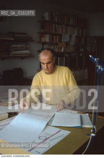 Caption: Nome: .NONO LUIGI.Descrizione: .MUSICA CLASSICA ELETTRONICA COMPOSITORE CONTEMPORANEO/CON SPARTITI NELLA SUA CASA.Credit: ©Graziano Arici/Rosebud2 / Costo: .A.Nazione: .ITALIA.Cittˆ: ..Data: .1983