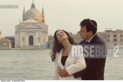 Caption: Nome: .OREN DANIEL.Descrizione: .MUSICA CLASSICA DIRETTORE DORCHESTRA/CON LA MOGLIE/SULLO SFONDO LA CHIESA DEL REDENTORE A VENEZIA.Credit: ©Graziano Arici/Rosebud2 / Costo: .A.Nazione: .ISRAELE.Cittˆ: .VENEZIA.Data: .1991
