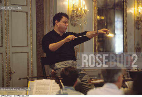 Caption: Nome: .OREN DANIEL.Descrizione: .MUSICA CLASSICA DIRETTORE DORCHESTRA/DIRIGE NELLE SALE APOLLINEE DEL TEATRO LA FENICE.Credit: ©Graziano Arici/Rosebud2 / Costo: .A.Nazione: .ISRAELE.Cittˆ: ..Data: .1991