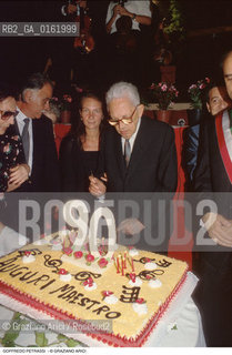 Caption: Nome: .PETRASSI GOFFREDO.Descrizione: .MUSICA CLASSICA COMPOSITORE CONTEMPORANEO/CON LA MOGLIE E LA FIGLIA  IL GIORNO DEL SUO NOVANTESIMO COMPLEANNO/TORTA.Credit: ©Graziano Arici/Rosebud2 / Costo: .A.Nazione: .ITALIA.Cittˆ: .ZAGAROLO.Data: .1990