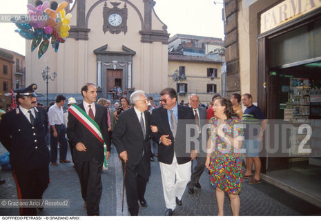 Caption: Nome: .PETRASSI GOFFREDO.Descrizione: .MUSICA CLASSICA COMPOSITORE CONTEMPORANEO/CON LA MOGLIE ED IL SINDACO DI VALLEROTONDA A ZAGAROLO IL GIORNO DEL SUO NOVANTESIMO COMPLEANNO.Credit: ©Graziano Arici/Rosebud2 / Costo: .A.Nazione: .ITALIA.Cittˆ: .ZAGAROLO.Data: .1990