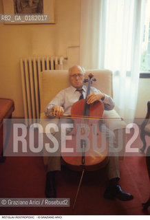 Caption: Nome: .ROSTROPOVIC MSTISLAV.Descrizione: .MUSICA CLASSICA DIRETTORE DORCHESTRA VIOLONCELLISAT/CON VIOLONCELLO.Credit: ©Graziano Arici/Rosebud2 / Costo: .A.Nazione: .RUSSIA.Cittˆ: ..Data: .1994