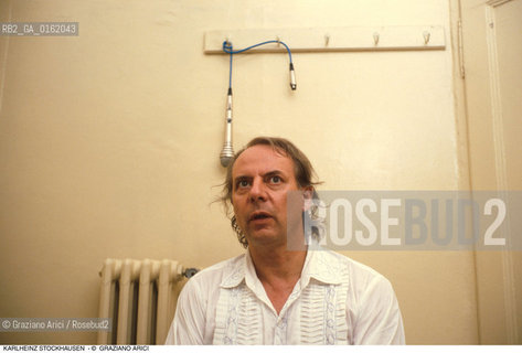 Caption: Nome: .STOCKHAUSEN KARLHEINZ.Descrizione: .MUSICA CLASSICA ELETTRONICA COMPOSITORE CONTEMPORANEO/MICROFONO.Credit: ©Graziano Arici/Rosebud2 / Costo: .A.Nazione: .GERMANIA.Cittˆ: ..Data: .1995