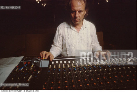 Caption: Nome: .STOCKHAUSEN KARLHEINZ.Descrizione: .MUSICA CLASSICA ELETTRONICA COMPOSITORE CONTEMPORANEO/AL MIXER.Credit: ©Graziano Arici/Rosebud2 / Costo: .A.Nazione: .GERMANIA.Cittˆ: ..Data: .1989