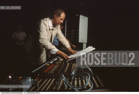 Caption: Nome: .STOCKHAUSEN KARLHEINZ.Descrizione: .MUSICA CLASSICA ELETTRONICA COMPOSITORE CONTEMPORANEO/AL MIXER.Credit: ©Graziano Arici/Rosebud2 / Costo: .A.Nazione: .GERMANIA.Cittˆ: ..Data: .1989