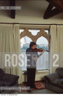 Caption: Nome: .UGHI UTO.Descrizione: .MUSICA CLASSICA VIOLINISTA/AL VIOLINO VICINO LA FINESTRA DELLA SUA CASA A VENEZIA.Credit: ©Graziano Arici/Rosebud2 / Costo: .A.Nazione: .ITALIA.Cittˆ: .VENEZIA.Data: .1987