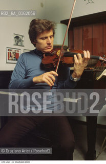Caption: Nome: .UGHI UTO.Descrizione: .MUSICA CLASSICA VIOLINISTA/AL VIOLINO NELLA SUA CASA/SPARTITO.Credit: ©Graziano Arici/Rosebud2 / Costo: .A.Nazione: .ITALIA.Cittˆ: ..Data: .1987