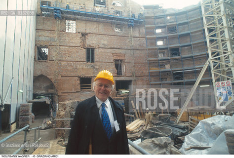 Caption: Nome: .WAGNER WOLFANG.Descrizione: .MUSICA CLASSICA DIRETTORE DORCHESTRA PRESIDENTE DEL FESTIVAL DI BAYREUTH NIPOTE DEL COMPOSITORE RICHARD WAGNER/SULLO SFONDO IL FONDACO DEI TURCHI A VENEZIA.Credit: ©Graziano Arici/Rosebud2 / Costo: .A.Nazione: .GERMANIA.Cittˆ: ..Data: .1992