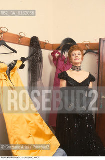 Caption: Nome: .KABAIVANSKA RAINA.Descrizione: .MUSICA CLASSICA CANTANTE LIRICA SOPRANO/CON UN COSTUME DI SCENA IN CAMERINO.Credit: ©Graziano Arici/Rosebud2 / Costo: .A.Nazione: .BULGARIA/ITALIA.Cittˆ: ..Data: .1988