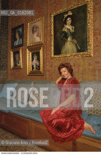 Caption: Nome: .KABAIVANSKA RAINA.Descrizione: .MUSICA CLASSICA CANTANTE LIRICA SOPRANO/ALLINTERNO DI PALAZZO FORTUNY/QUADRI RITRATTI/CUSCINI.Credit: ©Graziano Arici/Rosebud2 / Costo: .A.Nazione: .BULGARIA/ITALIA.Cittˆ: ..Data: .1988