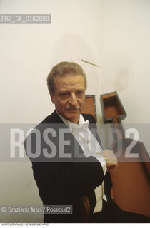 Caption: Nome: .KRAUS ALFREDO.Descrizione: .MUSICA CLASSICA CANTANTE LIRICO TENORE/CUSTODIA CONTRABASSO.Credit: ©Graziano Arici/Rosebud2 / Costo: .A.Nazione: .SPAGNA.Cittˆ: ..Data: .1995