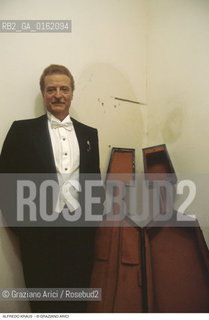 Caption: Nome: .KRAUS ALFREDO.Descrizione: .MUSICA CLASSICA CANTANTE LIRICO TENORE/CUSTODIA CONTRABASSO.Credit: ©Graziano Arici/Rosebud2 / Costo: .A.Nazione: .SPAGNA.Cittˆ: ..Data: .1995