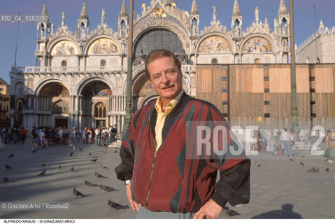 Caption: Nome: .KRAUS ALFREDO.Descrizione: .MUSICA CLASSICA CANTANTE LIRICO TENORE/SULLO SFONDO LA BASILICA DI SAN MARCO A VENEZIA.Credit: ©Graziano Arici/Rosebud2 / Costo: .A.Nazione: .SPAGNA.Cittˆ: .VENEZIA.Data: .1996