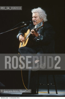 Caption: Nome: .LAUZI BRUNO.Descrizione: .MUSICA POP CANTAUTORE/ALLA CHITARRA.Credit: ©Graziano Arici/Rosebud2 / Costo: .A.Nazione: .ITALIA.Cittˆ: ..Data: .1988