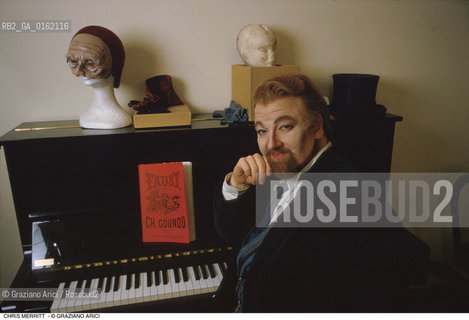 Caption: Nome: .MERRITT CHRIS.Descrizione: .MUSICA CLASSICA CANTANTE LIRICO TENORE/PIANOFORTE CON SPARTITO FAUST/MASCHERA.Credit: ©Graziano Arici/Rosebud2 / Costo: .A.Nazione: .USA.Cittˆ: ..Data: .1995