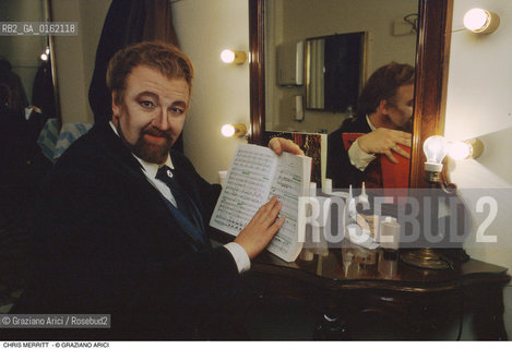 Caption: Nome: .MERRITT CHRIS.Descrizione: .MUSICA CLASSICA CANTANTE LIRICO TENORE/IN CAMERINO CON SPARTITO FAUST/SPECCHIO.Credit: ©Graziano Arici/Rosebud2 / Costo: .A.Nazione: .USA.Cittˆ: ..Data: .1995