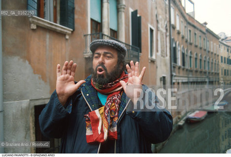 Caption: Nome: .PAVAROTTI LUCIANO.Descrizione: .MUSICA CLASSICA CANTANTE LIRICO TENORE/CON CAPPELLO E FOULARD A VENEZIA.Credit: ©Graziano Arici/Rosebud2 / Costo: .A.Nazione: .ITALIA.Cittˆ: .VENEZIA.Data: .1994