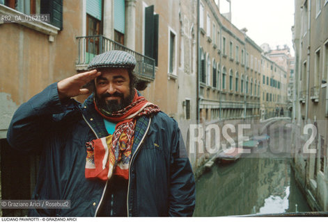 Caption: Nome: .PAVAROTTI LUCIANO.Descrizione: .MUSICA CLASSICA CANTANTE LIRICO TENORE/CON CAPPELLO E FOULARD A VENEZIA.Credit: ©Graziano Arici/Rosebud2 / Costo: .A.Nazione: .ITALIA.Cittˆ: .VENEZIA.Data: .1994