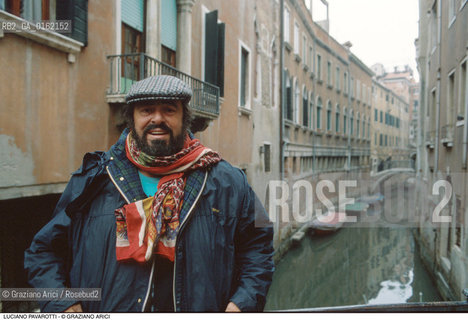 Caption: Nome: .PAVAROTTI LUCIANO.Descrizione: .MUSICA CLASSICA CANTANTE LIRICO TENORE/CON CAPPELLO E FOULARD A VENEZIA.Credit: ©Graziano Arici/Rosebud2 / Costo: .A.Nazione: .ITALIA.Cittˆ: .VENEZIA.Data: .1994