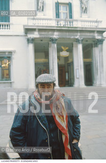 Caption: Nome: .PAVAROTTI LUCIANO.Descrizione: .MUSICA CLASSICA CANTANTE LIRICO TENORE/CON CAPPELLO E FOULARD  DAVANTI IL GRAN TEATRO LA FENICE A VENEZIA.Credit: ©Graziano Arici/Rosebud2 / Costo: .A.Nazione: .ITALIA.Cittˆ: .VENEZIA.Data: .1993