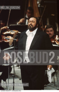 Caption: Nome: .PAVAROTTI LUCIANO.Descrizione: .MUSICA CLASSICA CANTANTE LIRICO TENORE/CON ORCHESTRA SULLO SFONDO.Credit: ©Graziano Arici/Rosebud2 / Costo: .A.Nazione: .ITALIA.Cittˆ: ..Data: .1994