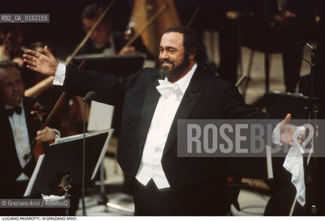 Caption: Nome: .PAVAROTTI LUCIANO.Descrizione: .MUSICA CLASSICA CANTANTE LIRICO TENORE/CON ORCHESTRA SULLO SFONDO.Credit: ©Graziano Arici/Rosebud2 / Costo: .A.Nazione: .ITALIA.Cittˆ: ..Data: .1994