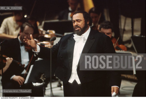 Caption: Nome: .PAVAROTTI LUCIANO.Descrizione: .MUSICA CLASSICA CANTANTE LIRICO TENORE/CON ORCHESTRA SULLO SFONDO.Credit: ©Graziano Arici/Rosebud2 / Costo: .A.Nazione: .ITALIA.Cittˆ: ..Data: .1994