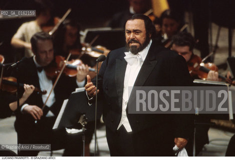 Caption: Nome: .PAVAROTTI LUCIANO.Descrizione: .MUSICA CLASSICA CANTANTE LIRICO TENORE/CON ORCHESTRA SULLO SFONDO.Credit: ©Graziano Arici/Rosebud2 / Costo: .A.Nazione: .ITALIA.Cittˆ: ..Data: .1994