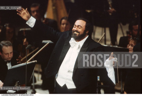Caption: Nome: .PAVAROTTI LUCIANO.Descrizione: .MUSICA CLASSICA CANTANTE LIRICO TENORE/CON ORCHESTRA SULLO SFONDO.Credit: ©Graziano Arici/Rosebud2 / Costo: .A.Nazione: .ITALIA.Cittˆ: ..Data: .1994
