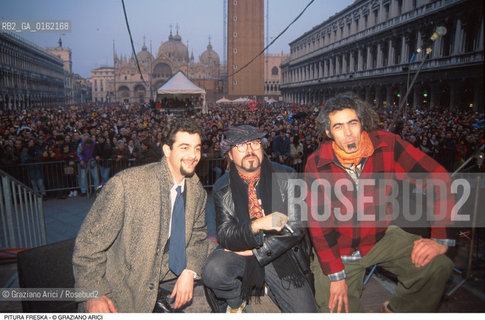 Caption: Nome: .PITURA FRESKA.Descrizione: .MUSICA REGGAE POP/IL TROMBETTISTA VALERIO SILVESTRI CON IL CANTANTE SIR OLIVER SKARDY alias GAETANO SCARDICCHIO E IL SASSOFONISTA MARCO FORIERI IN PIAZZA SAN MARCO A VENEZIA .Credit: ©Graziano Arici/Rosebud2 / Costo: .A.Nazione: .ITALIA.Cittˆ: .VENEZIA.Data: .1998