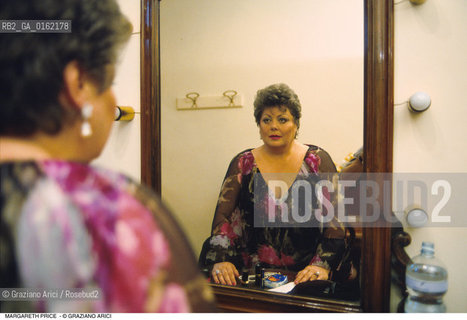 Caption: Nome: .PRICE MARGARET.Descrizione: .alias BERENICE PRICE/MUSICA CLASSICA CANTANTE LIRICA SOPRANO/IN CAMERINO ALLO SPECCHIO .Credit: ©Graziano Arici/Rosebud2 / Costo: .A.Nazione: .FRANCIA.Cittˆ: ..Data: .1994
