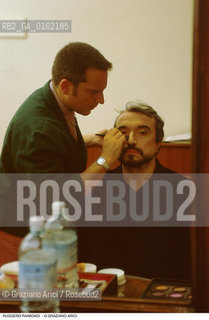 Caption: Nome: .RAIMONDI RUGGERO.Descrizione: .MUSICA CLASSICA CANTANTE LIRICO BASSO-BARITONO/AL TRUCCO IN CAMERINO.Credit: ©Graziano Arici/Rosebud2 / Costo: .A.Nazione: .ITALIA.Cittˆ: ..Data: .1994