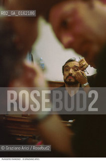Caption: Nome: .RAIMONDI RUGGERO.Descrizione: .MUSICA CLASSICA CANTANTE LIRICO BASSO-BARITONO/AL TRUCCO IN CAMERINO.Credit: ©Graziano Arici/Rosebud2 / Costo: .A.Nazione: .ITALIA.Cittˆ: ..Data: .1994