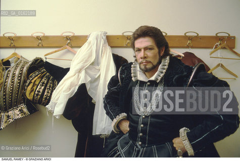 Caption: Nome: .RAMEY SAMUEL.Descrizione: .MUSICA CLASSICA CANTANTE LIRICO BASSO-BARITONO/IN CAMERINO CON IL COSTUME DEL DON CARLOS .Credit: ©Graziano Arici/Rosebud2 / Costo: .A.Nazione: .USA.Cittˆ: ..Data: .1994