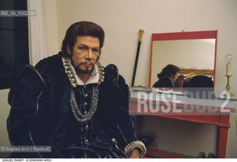Caption: Nome: .RAMEY SAMUEL.Descrizione: .MUSICA CLASSICA CANTANTE LIRICO BASSO-BARITONO/IN CAMERINO CON IL COSTUME DEL DON CARLOS VICINO ALLO SPECCHIO/CAPPELLO .Credit: ©Graziano Arici/Rosebud2 / Costo: .A.Nazione: .USA.Cittˆ: ..Data: .1994