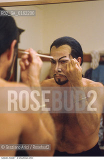 Caption: Nome: .RAMEY SAMUEL.Descrizione: .MUSICA CLASSICA CANTANTE LIRICO BASSO-BARITONO/IN CAMERINO ALLO SPECCHIO MENTRE SI TRUCCA PER IL RUOLO DI MEFISTOFELE .Credit: ©Graziano Arici/Rosebud2 / Costo: .A.Nazione: .USA.Cittˆ: ..Data: .1994
